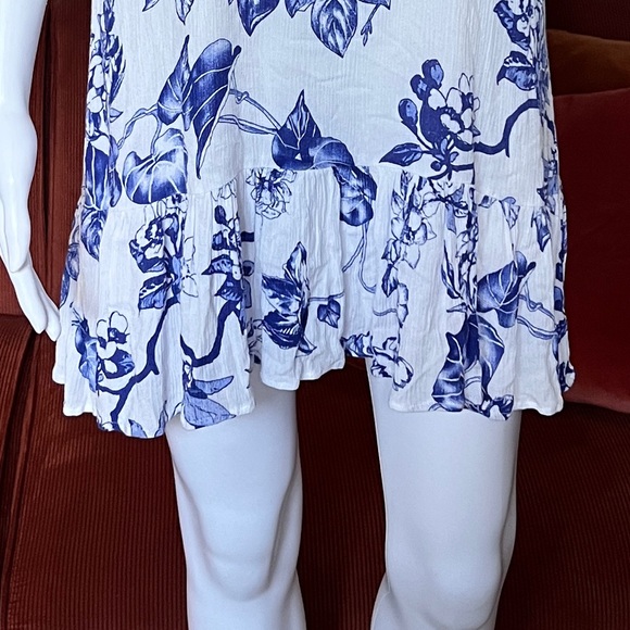 Swing/babydoll dress with an adorable blue and white floral  design throughout - Picture 5 of 7
